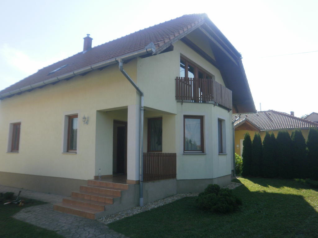 Zalakarosi Egerfa Nyaralohaz Foeldszinti Es Emeleti Apartman Εξωτερικό φωτογραφία
