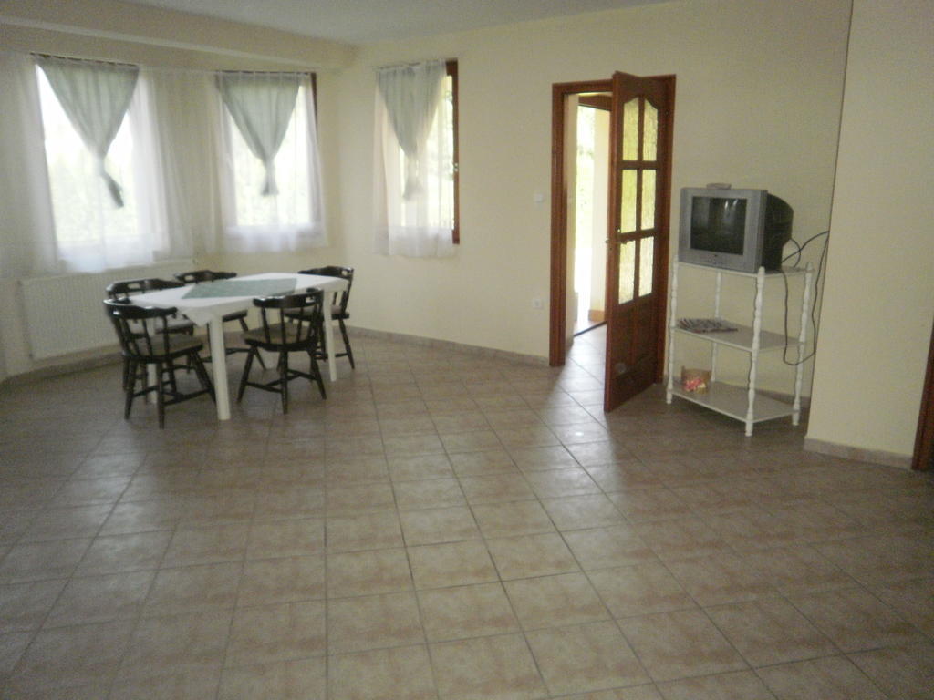 Zalakarosi Egerfa Nyaralohaz Foeldszinti Es Emeleti Apartman Δωμάτιο φωτογραφία
